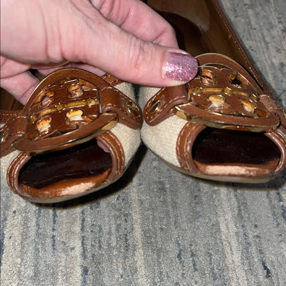 Tory Burch linen Wedges with Logo Accent - Picture 4 of 10